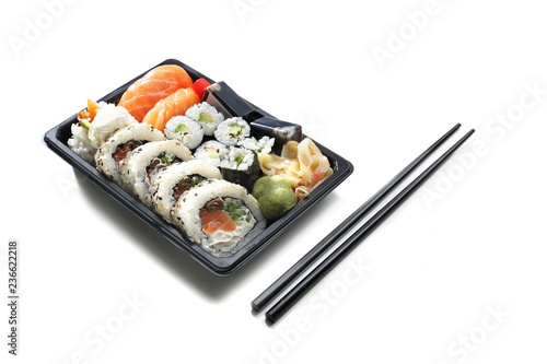 Sushi. Tacka sushi na białym tle.