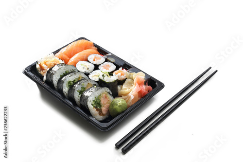 Zestaw sushi. Tacka sushi na białym tle.