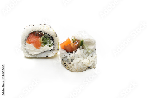 California maki z twarożkiem, ogórkiem. Rolka sushi na białym tle.