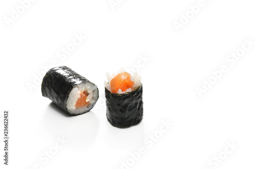 Sushi z łososiem. Rolka sushi na białym tle.
