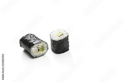 Sushi z awokado. Rolka sushi na białym tle.