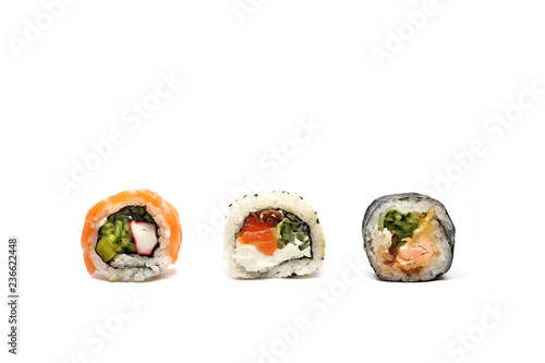 Sushi.  Tradycyjne japońskie sushi ,kompozycja rolek na białym tle.Rolka sushi na białym tle.