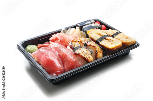 Nigiri . Tacka sushi na białym tle.