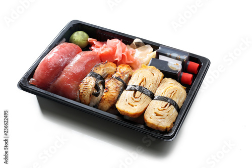Nigiri z omletem japoński, tuńczykiem i węgorzem Tacka sushi na białym tle.