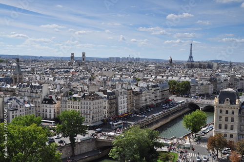 vue aérienne sur Paris un jour d'été © soll