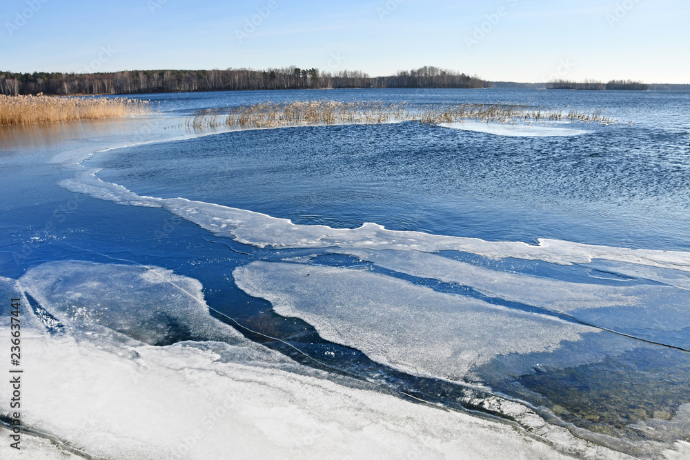 Obraz premium Natural monument - lake Uvildy in late autumn in clear weather, Chelyabinsk region. Russia