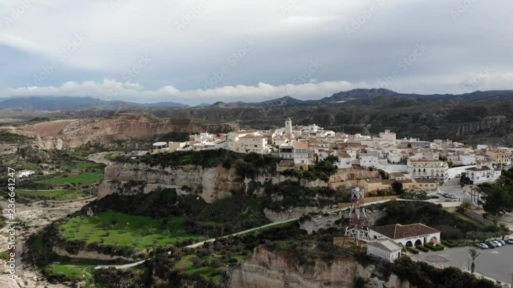Pueblo al borde de un acantilado. Vista aérea. Drone video 4k Pueblo al borde de un acantilado. Vista aérea. Drone video 4k