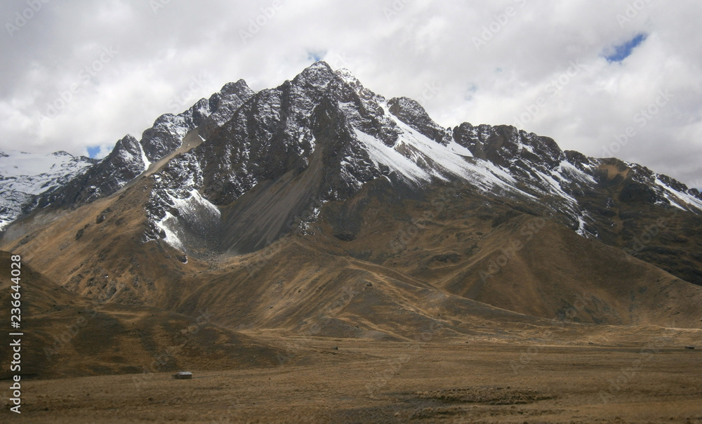 Schneebedeckter Berg aus grauem Vulkanstein in Peru