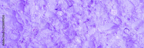 Betonwand Header 3:1 mit gebrochener Oberfläche in Violett