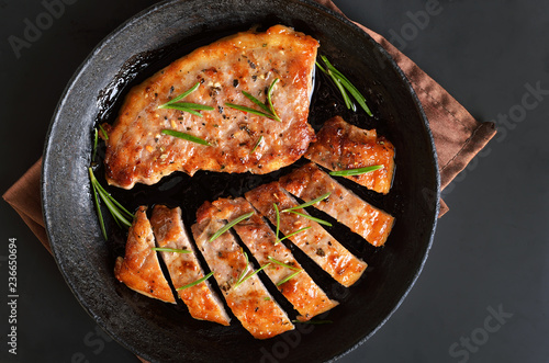 Fotografía Barbecue meat. Grilled juicy pork steaks