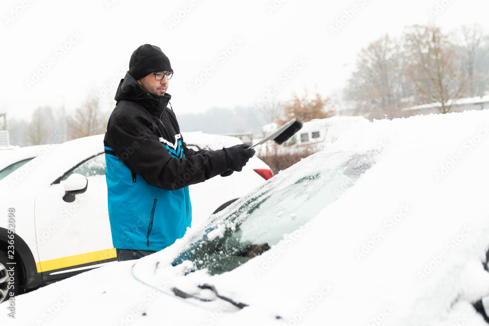 Mann befreit sein Auto vom Schnee, Schneebesen, Winter Photos