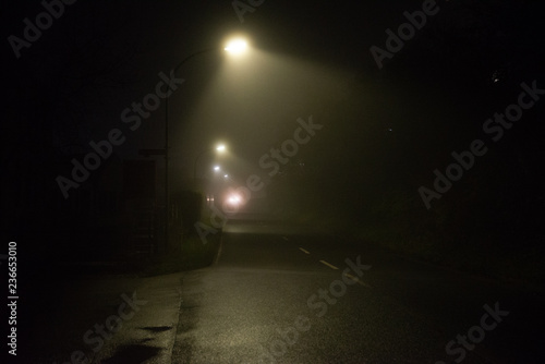 Fototapeta Naklejka Na Ścianę i Meble -  Nebel strasse nacht