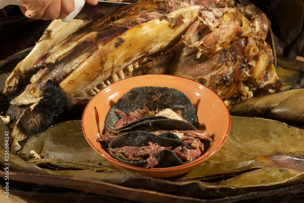 tacos de carne de cabeza de res cocida en pencas de maguey con salsa