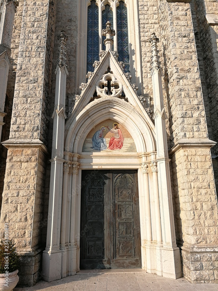 Castelpetroso - Entrata destra del Santuario dell'Addolorata