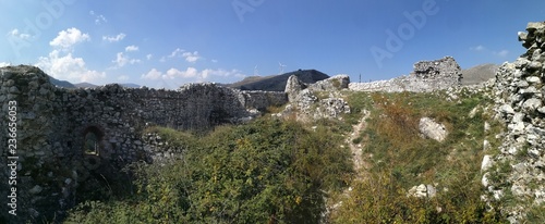 Roccamandolfi - Panoramica del castello medioevale