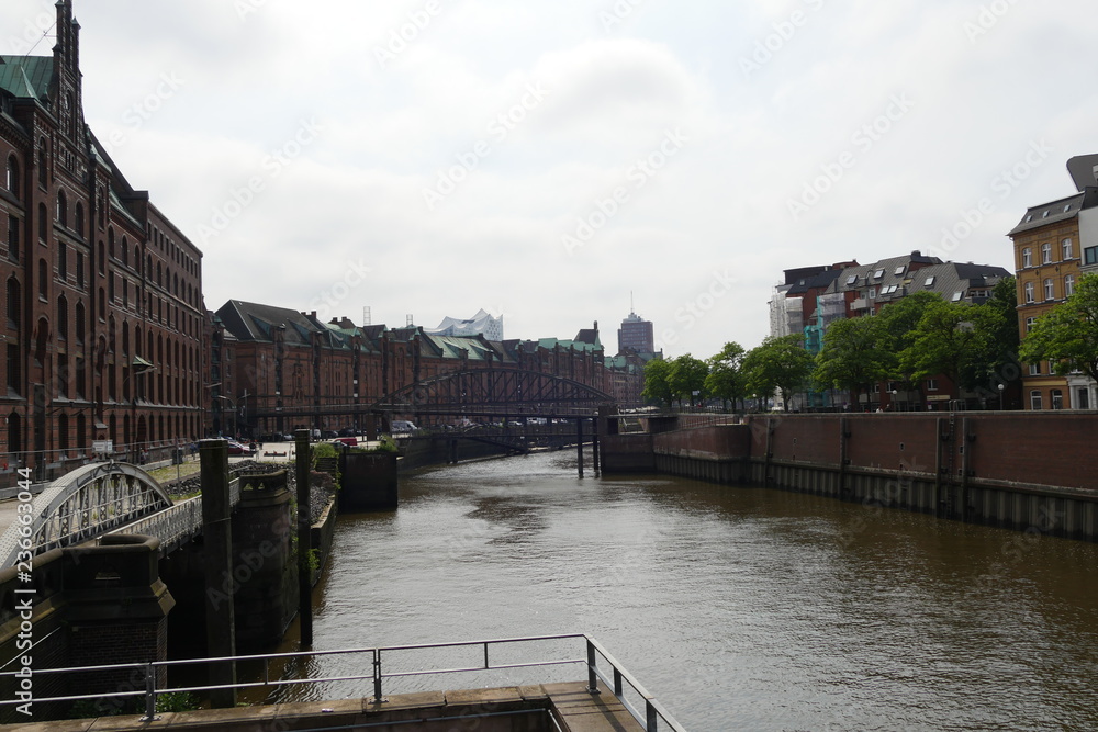 Obraz premium canal in hamburg