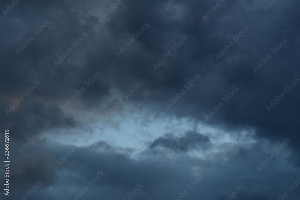 Lichtblick am Himmel, Hoffnung, dunkle Wolken lösen sich auf