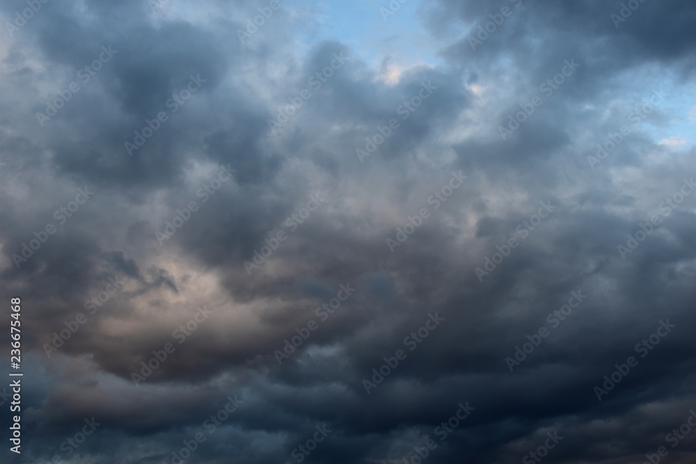 Dunkelgraue Regenwolken vor blauen Himmel