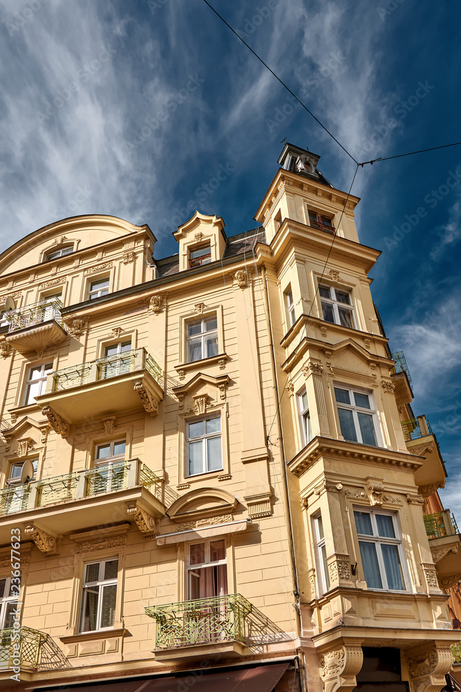 Historische Hausfassade in Karlovy Vary, Tschechien