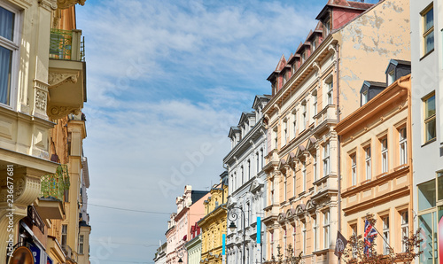 Historische Hausfassade in Karlovy Vary, Tschechien © reimax16