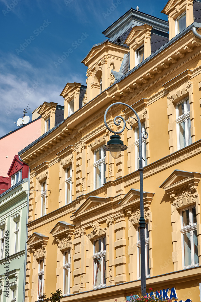 Historische Straßenlaterne vor Hausfassade, Karlsbad, Tschechien