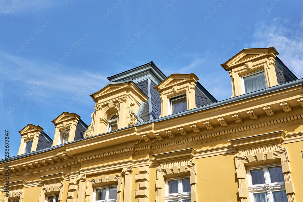 Historische Hausfassade mit Dachgauben in Karlovy Vary, Tschechien