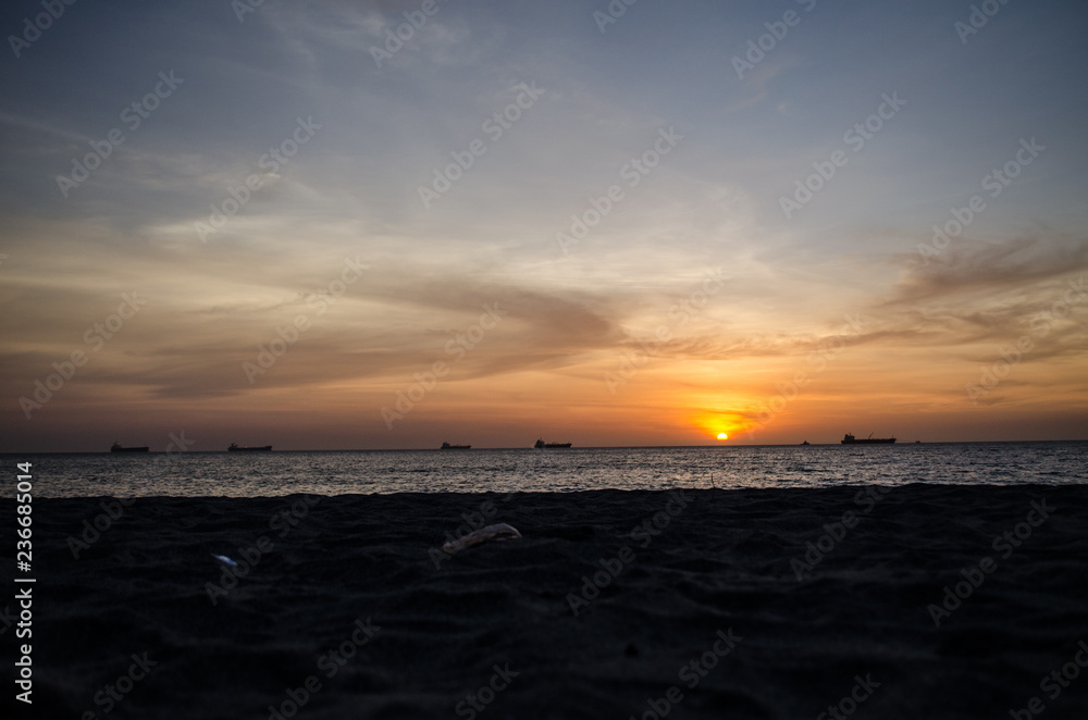 Fototapeta premium Atardecer amarillo al mar