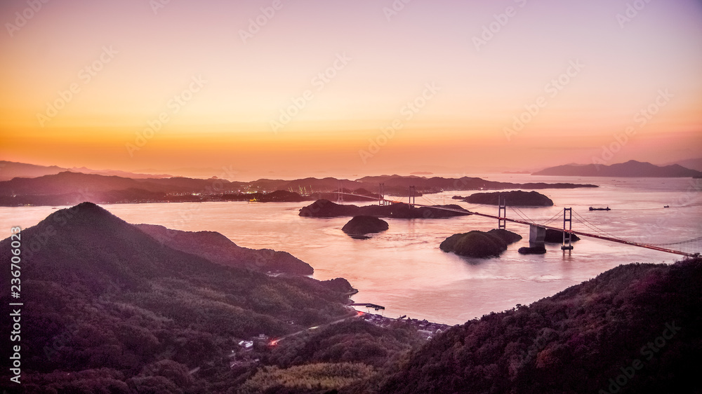 日本、瀬戸内海、しまなみ海道、秋の絶景、亀老山展望台の夕日、来島海峡大橋