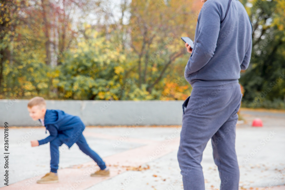 Obraz premium Father and son are spending time in a park