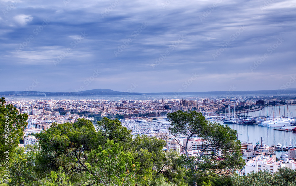 Fototapeta premium Stadtansicht von Palma de Mallorca im Herbst bei wolkigen Himmel