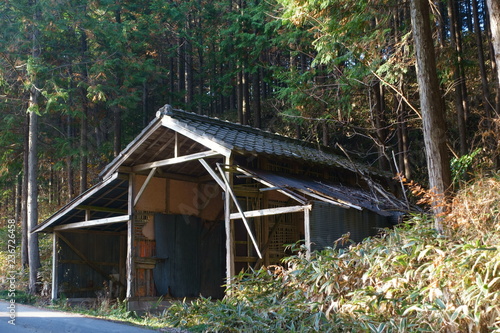 山の中の古い小屋
