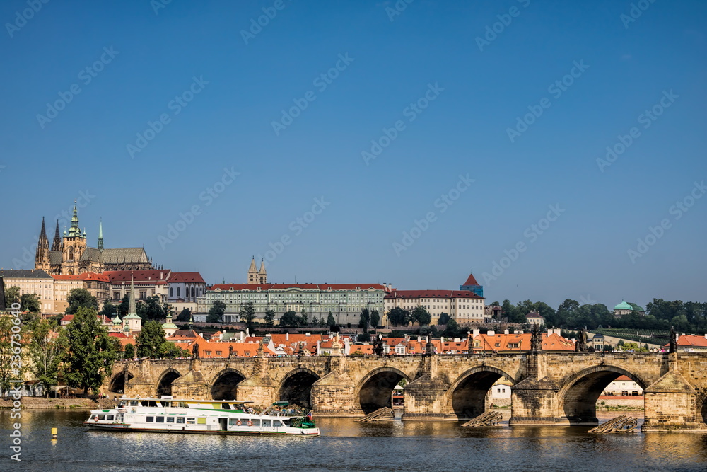 Prag, Karlsbrücke mit Dom