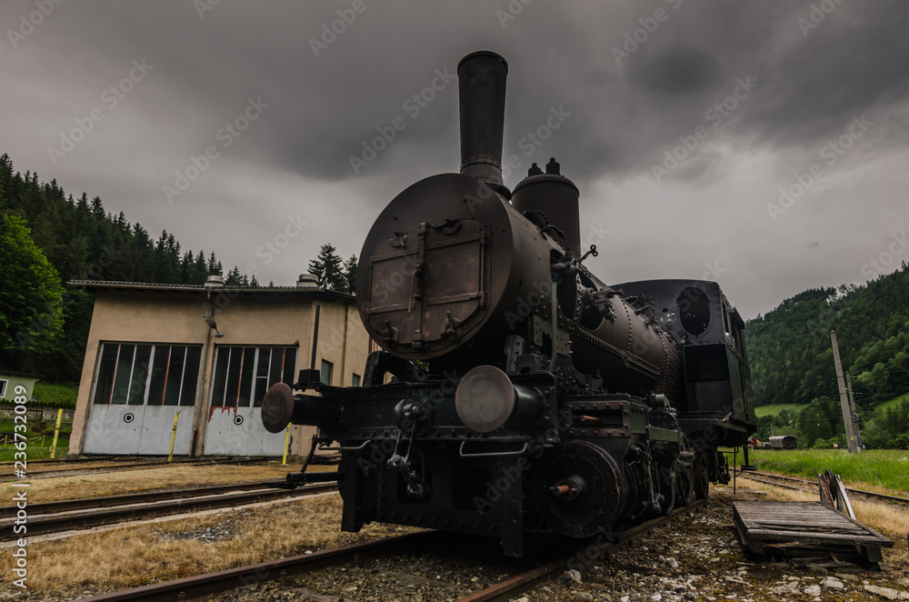 Naklejka premium dampflokomotive auf einem bahnhof
