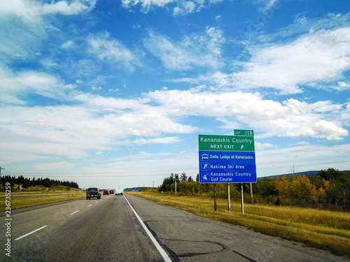 秋のカナディアンロッキー　カナナスキス・トレイル（カナナスキス・カントリーへの道）（標識）（カナダ・アルバータ州）