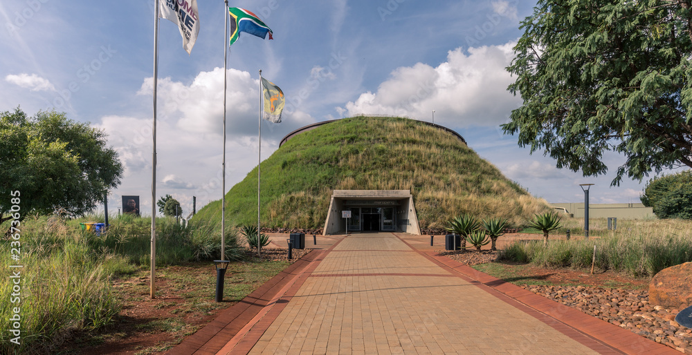 Naklejka premium Maropeng Visitor Centre w Craddle of Human Child w RPA