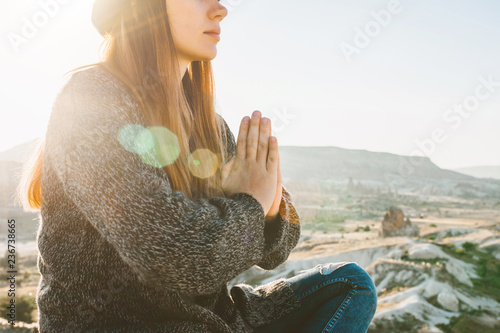 Foto A girl practices yoga or meditation or searching for a soul
