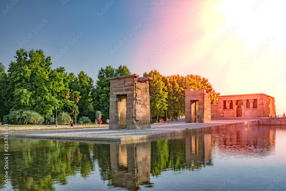 Obraz na płótnie Ancient Egyptian Debot temple at sunset. One of the most main sightseeing monuments in Madrid, Spain. w salonie