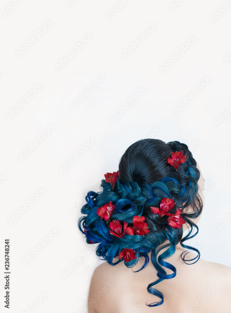 Naklejka premium woman with long blue hair with red flowers 
