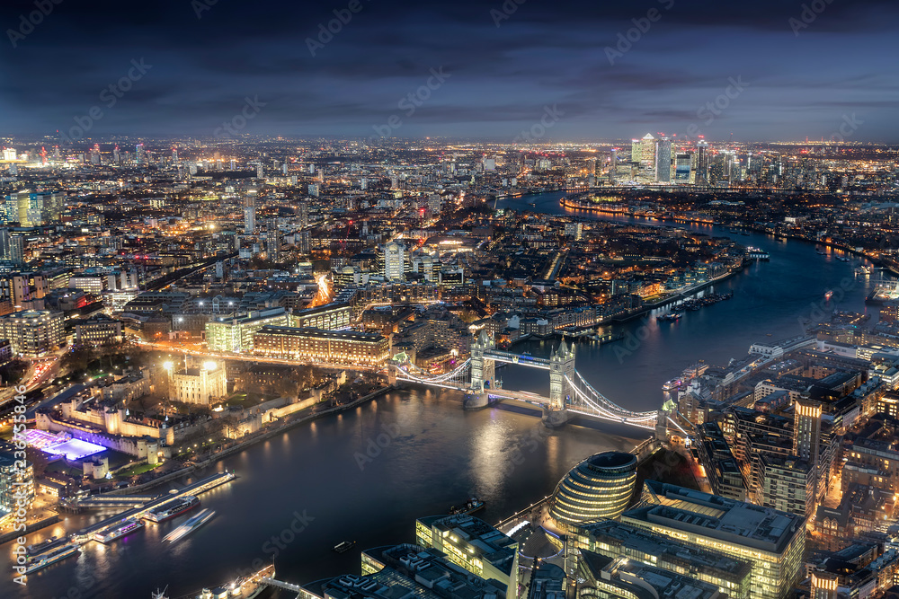 Panorama von London am Abend: von der Tower Bridge bis zum Finanzzentrum Canary Wharf 