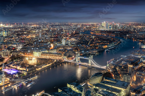Panorama von London am Abend  von der Tower Bridge bis zum Finanzzentrum Canary Wharf 