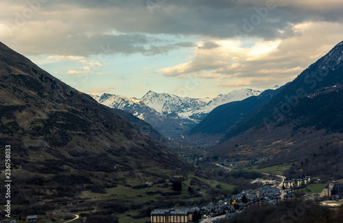 Bonito pueblo de montaña ubicado en un valle frente a montañas nevadas © Victor