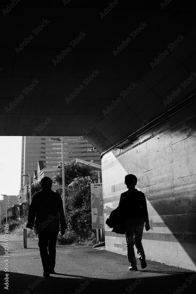 横浜トンネルと矢印と影