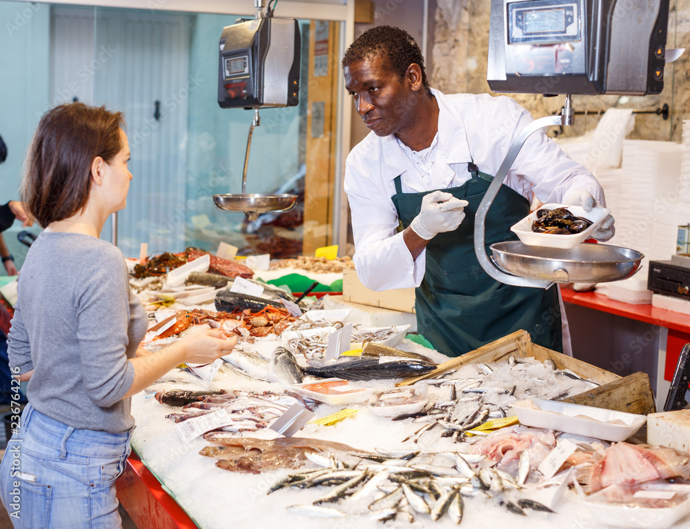 Salesman offering girl fresh mussels