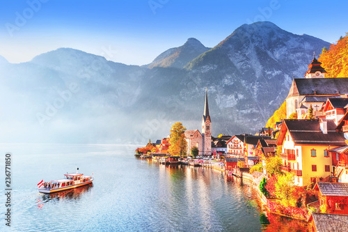 Vászonkép Hallstatt village on Hallstatter See Lake in High Alps Mountains