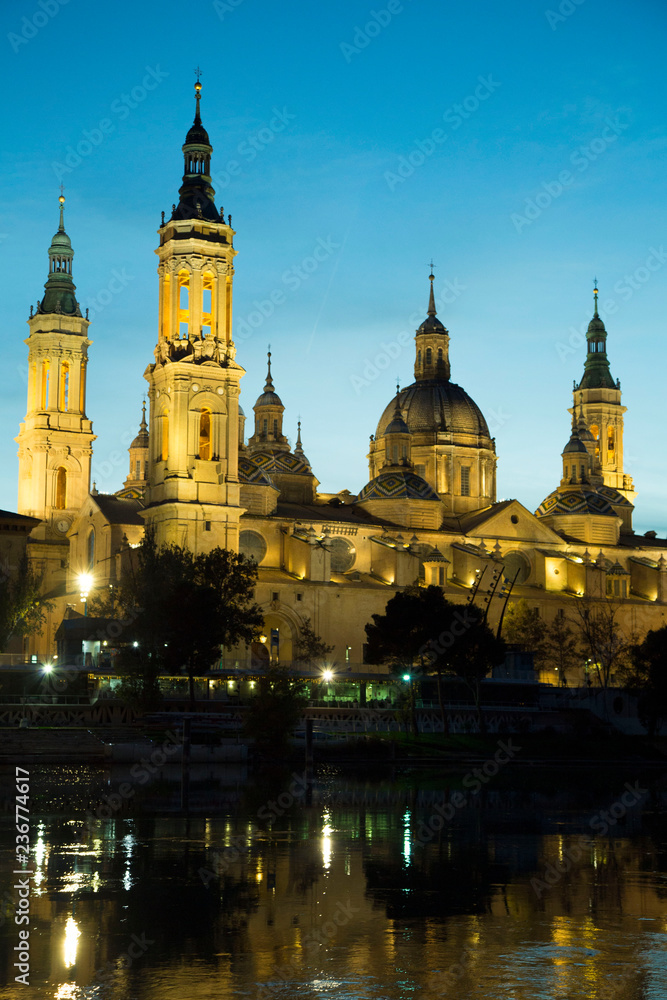 Zaragoza, españa, rio Ebro, basilica, catedral, iglesia del pilar, paisaje nocturno, luces, reflejos, torres, cultura, historico, famoso, 