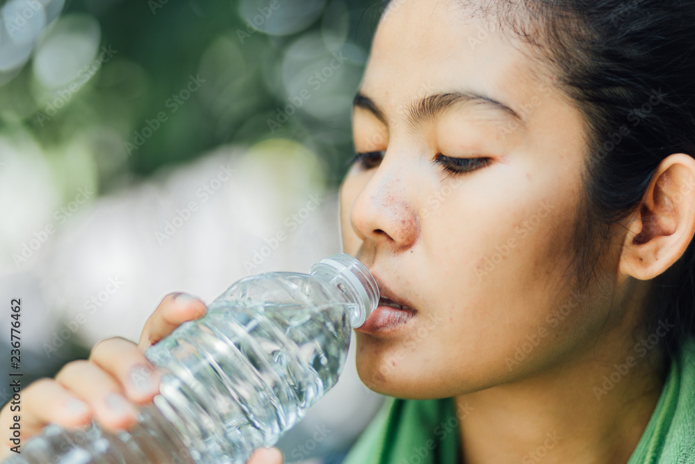 fitness athlete asian woman drinking after jogging fitness athlete asian woman drinking after jogging