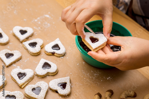 Weihnachtsbäckerei Johannisbeer-Spitzbuben 2018-11   Verkleben des Deckels mit dem Boden photo