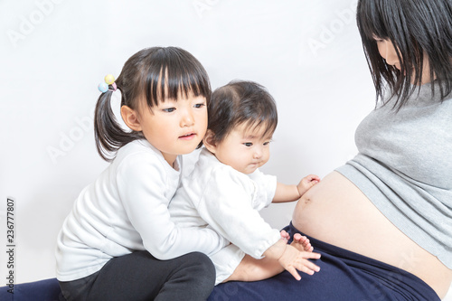 お母さんの妊娠した大きなお腹を前に遊ぶ赤ちゃんと幼い女の子 親子 家族 妊娠 妊婦 愛 幸せイメージ Stock Foto Adobe Stock お母さんの妊娠した大きなお腹を前に遊ぶ赤ちゃんと幼い女の子 親子 家族 妊娠 妊婦 愛 幸せイメージ Stock Foto Adobe Stock