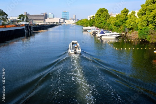 横浜港に繋がる神奈川区の運河を走るボート