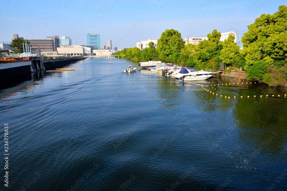 横浜港に繋がる神奈川区の運河を走るボート